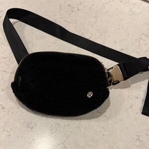 lululemon sherpa belt bag